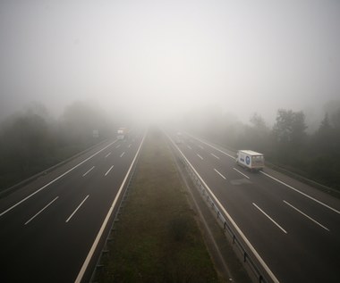Mgła na drodze aktywuje jedną starą zasadę. Trzeba ją znać
