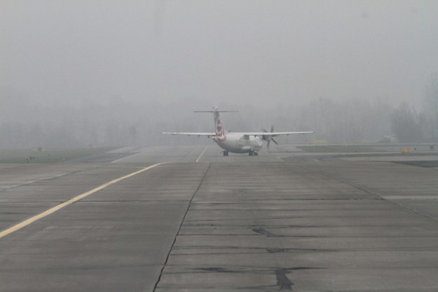 Mgła na wiele godzin sparaliżowała pracę lotniska /Jacek Bednarczyk /PAP