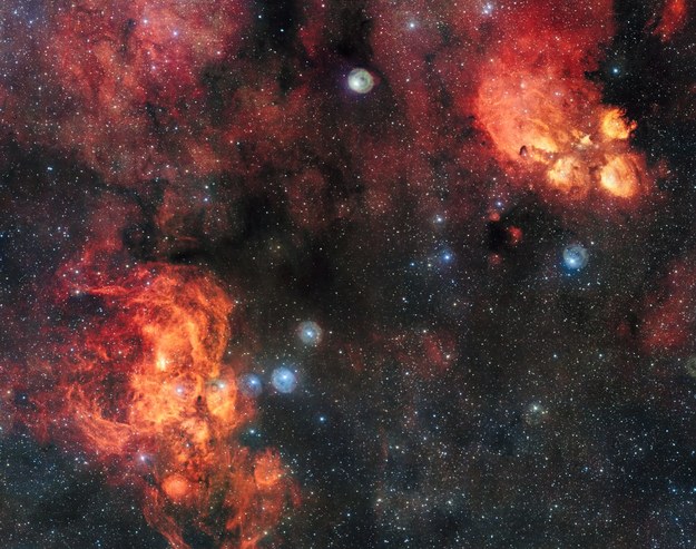 Mgławice Kocia Łapa (NGC 6334, po prawej u góry) i Homar (NGC 6357, po lewej na dole) /ESO /materiały prasowe