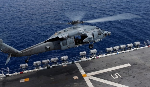 MH-60S to wszechstronny śmigłowiec, który zazwyczaj ma czteroosobową załogę i jest używany w misjach obejmujących wsparcie bojowe, pomoc humanitarną w przypadku katastrof oraz akcjach poszukiwawczych i ratowniczych. /Bruce Omori /PAP/EPA