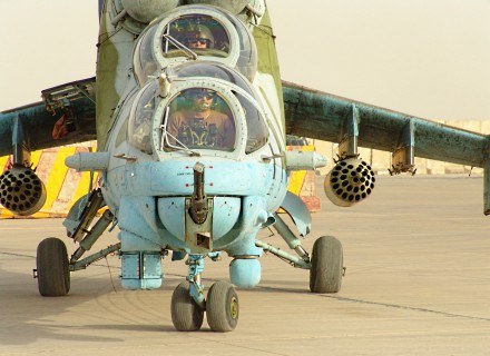 Mi-24 na lotnisku w Al-Kut. Śmigłowce zostaną rozbrojone dopiero w Kuwejcie/fot. Marcin Ogdowski /