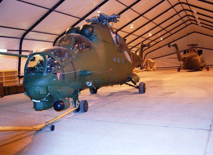 Mi-24 w hangarze w Bagram/fot. PKW ISAF /