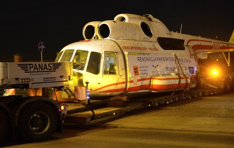 Mi-8 wyjeżdża z Muzeum Lotnictwa Polskiego na renowację /PAP life