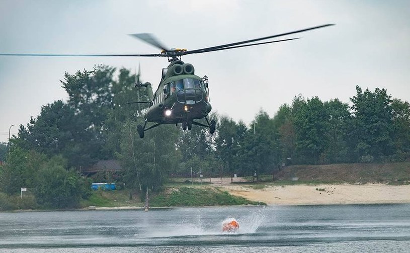 Mi-8 z 3. Grupy Poszukiwawczo-Ratowniczej podczas akcji ratunkowej nad jeziorem /Michał Zieliński  /INTERIA.PL/materiały prasowe