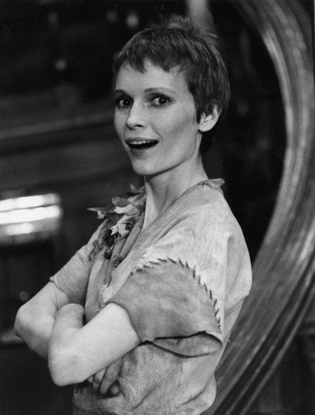 Mia Farrow w 1976 roku. Delikatne rysy twarzy gwiazdy idealnie pasowały do krótkiej fryzury, jaką nosiła, odgrywając rolę "Piotrusia Pana" /NBCUniversal /Getty Images