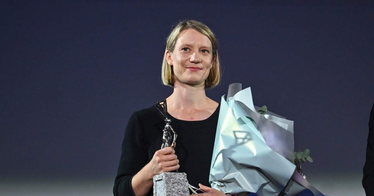 Mia Wasikowska z nagrodą "Pod Prąd" /AKPA