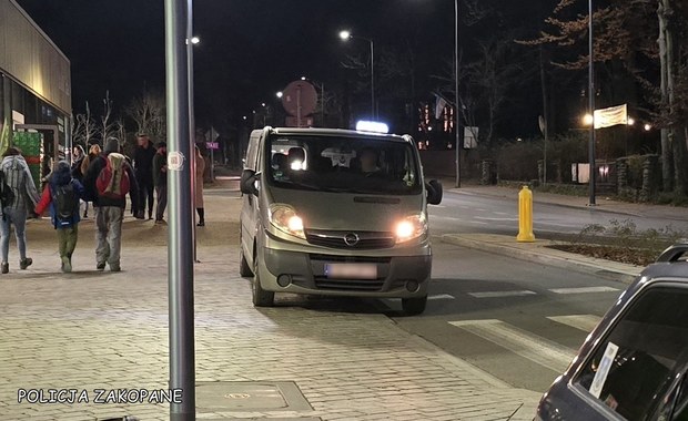 ​Miał 3-krotny zakaz prowadzenia pojazdów. W Zakopanem czekał na klientów w busie taxi