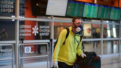 Miał międzylądowanie w Warszawie, utknął na lotnisku. "Siedzę i czekam na cud"