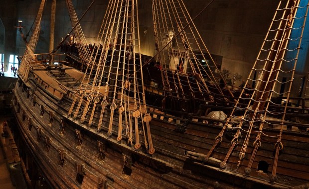 Miał płynąć na Polskę, zatonął kilometr od brzegu. 60 lat temu z dna Bałtyku wydobyto statek Vasa