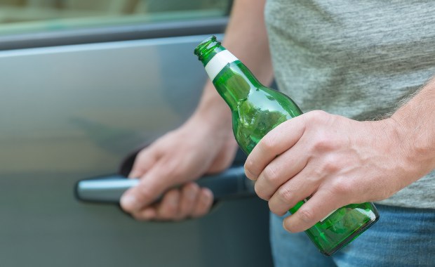 Miał prawie 4 promile, wiózł dwójkę dzieci. Co grozi 35-latkowi?