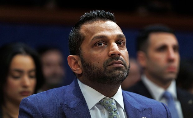 Miał "upijać się publicznie". Szef FBI chce 250 mln dolarów od popularnego czasopisma