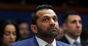 Miał "upijać się publicznie". Szef FBI chce 250 mln dolarów od popularnego czasopisma