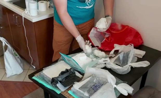 Miał w mieszkaniu 4,5 kg narkotyków i tysiące euro gotówki. 38-latek zatrzymany