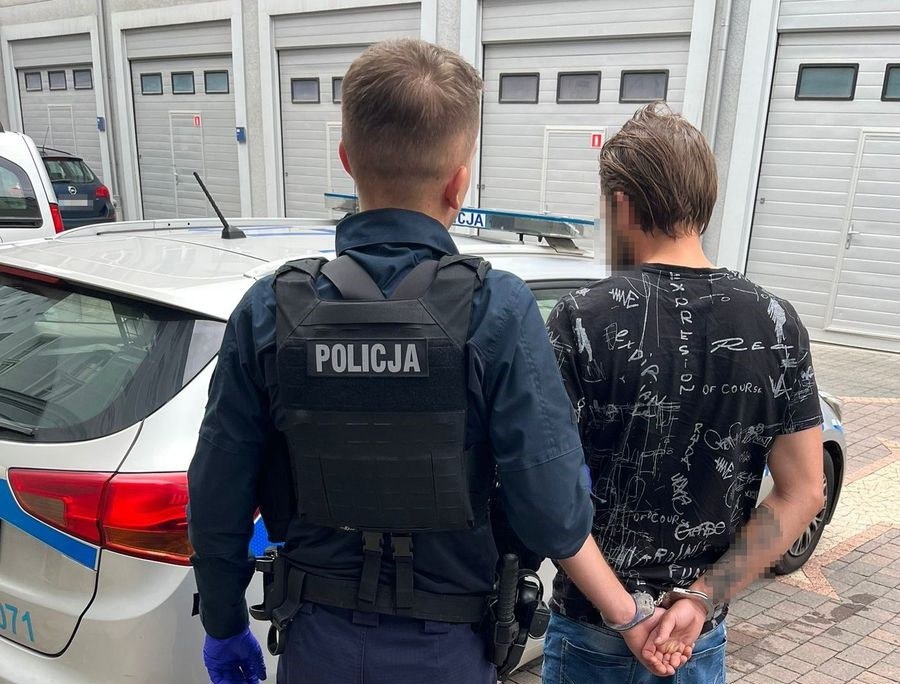 Miał w ręku przedmiot przypominający broń. Groził nim policjantom /Policja Pomorska /
