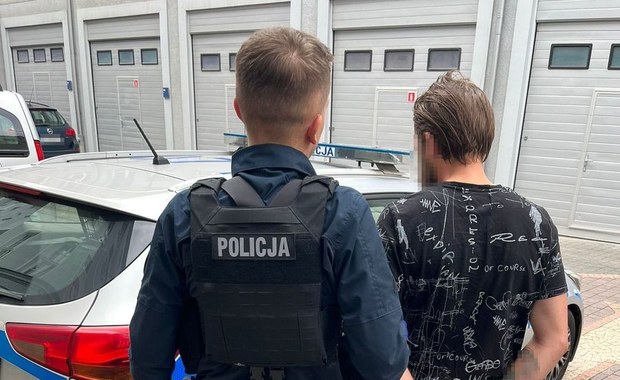 Miał w ręku przedmiot przypominający broń. Groził nim policjantom