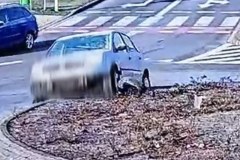 Miał zamarznięte szyby. Przejechał rondo na wprost [FILM]