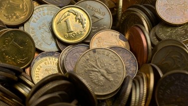 Miał zapłacić 750 zł kosztów sądowych. Przyniósł dwa worki groszówek