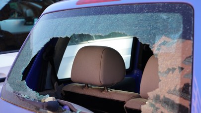 ​Miał zatarg ze znajomym. Siekierą wybił szyby w siedmiu samochodach