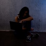 Miała 11 lat, gdy platforma internetowa połączyła ją z pedofilem. Dziś pozywa twórców strony