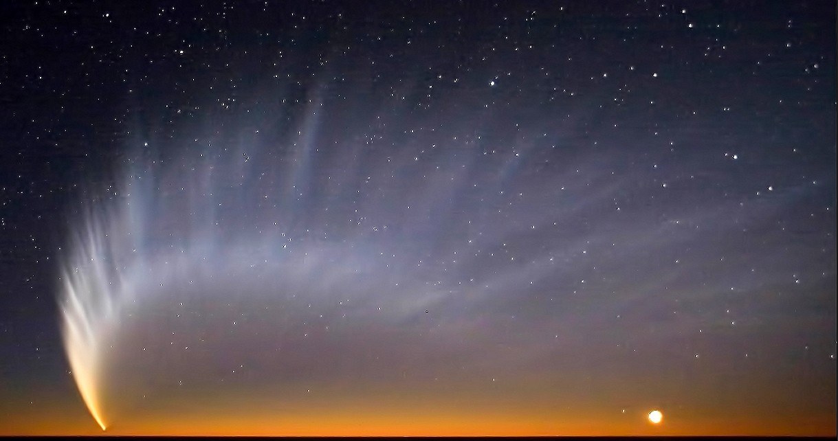 Miała być astronomicznym hitem maja. Kometa ATLAS rozpada się na kawałki [FILM] /Geekweek