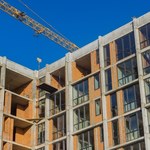Miało być nawet 45 mld zł na budownictwo społeczne. Projekt "wisi" na RCL, a w koalicji wrze