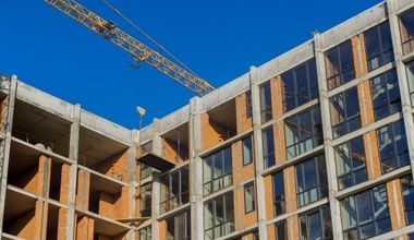 Miało być nawet 45 mld zł na budownictwo społeczne. Projekt "wisi" na RCL, a w koalicji wrze
