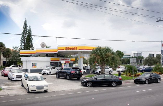 Miami i kolejki na stacjach benzynowych /CRISTOBAL HERRERA /PAP/EPA