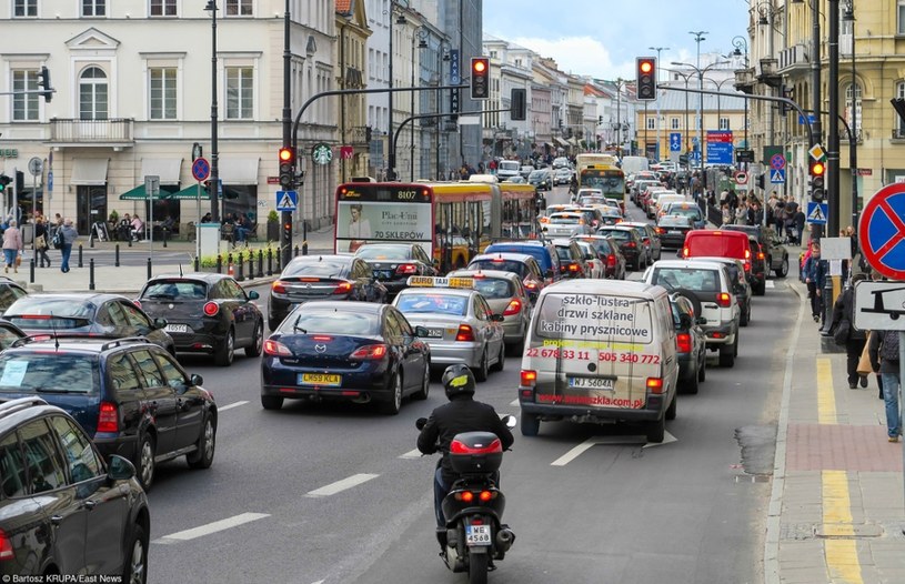Miasta próbują zniechęcać kierowców do używania aut /Bartosz Krupa /East News