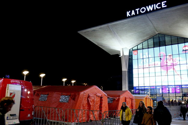 Miasteczko namiotowe dla uchodźców  przed dworcem kolejowym w Katowicach /PAP/Zbigniew Meissner /PAP