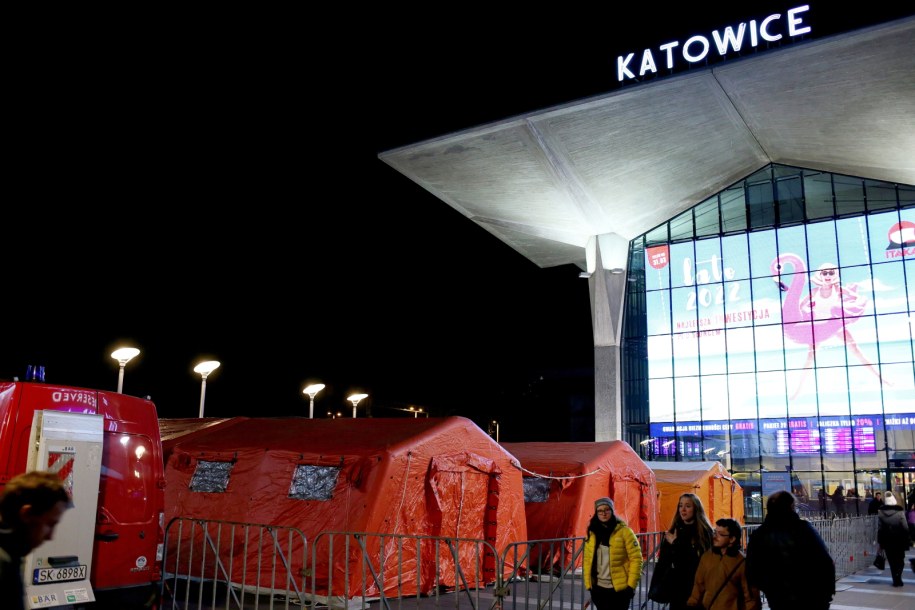 Miasteczko namiotowe dla uchodźców  przed dworcem kolejowym w Katowicach /PAP/Zbigniew Meissner /PAP