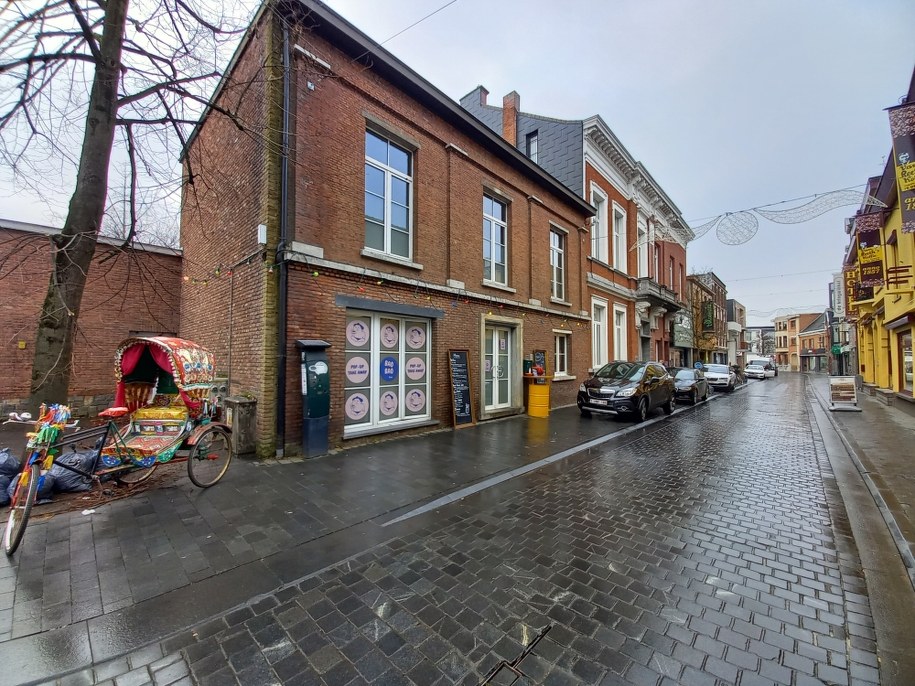 Miasteczko od czasu, gdy w grudniu Europejska Agencja Leków zatwierdziła szczepionkę „Comirnaty”,  odwiedzają dziennikarze z całego świata, od japońskiej czy chińskiej telewizji, po media z całej Europy /Katarzyna Szymańska-Borginion /RMF FM