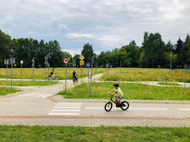 Miasteczko Ruchu Drogowego w Łodzi, gdzie można bezpiecznie nauczyć dziecko jazdy na rowerze i poruszania się po drogach /Agnieszka Wyderka /RMF FM