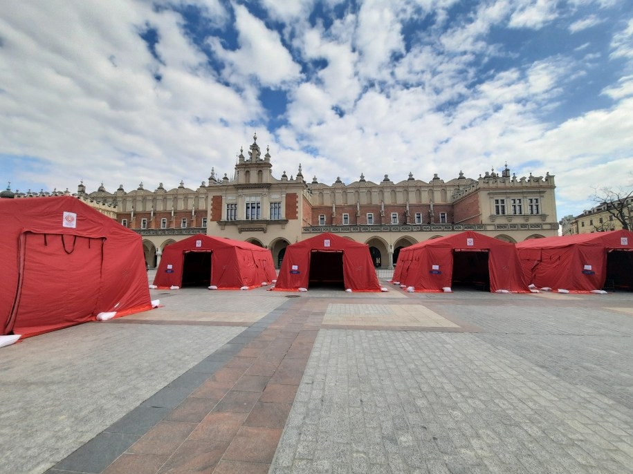 Miasteczko szczepień na krakowskim rynku /Marek Wiosło /RMF FM