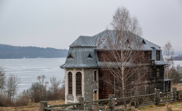 Miasteczko widmo nad jeziorem. Osada Czorsztyn czeka na swoje drugie życie