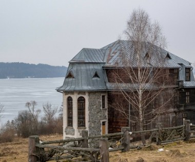 Miasteczko widmo nad jeziorem. Osada Czorsztyn czeka na swoje drugie życie