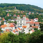 "Miasto cudów" ukryte pośród zielonych wzgórz. Słynie z niezwykłych zdarzeń