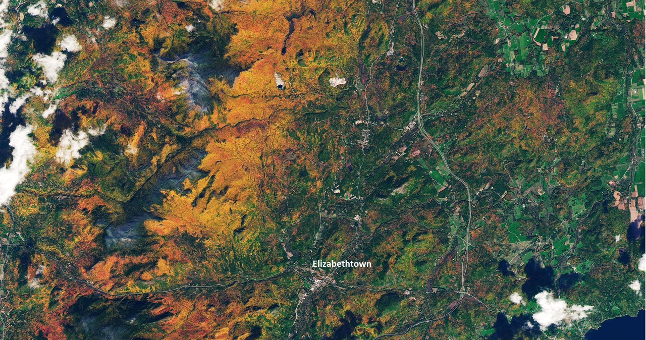 Miasto Elizabethtown położone w parku stanowym Adirondack /NASA Earth Observatory /NASA