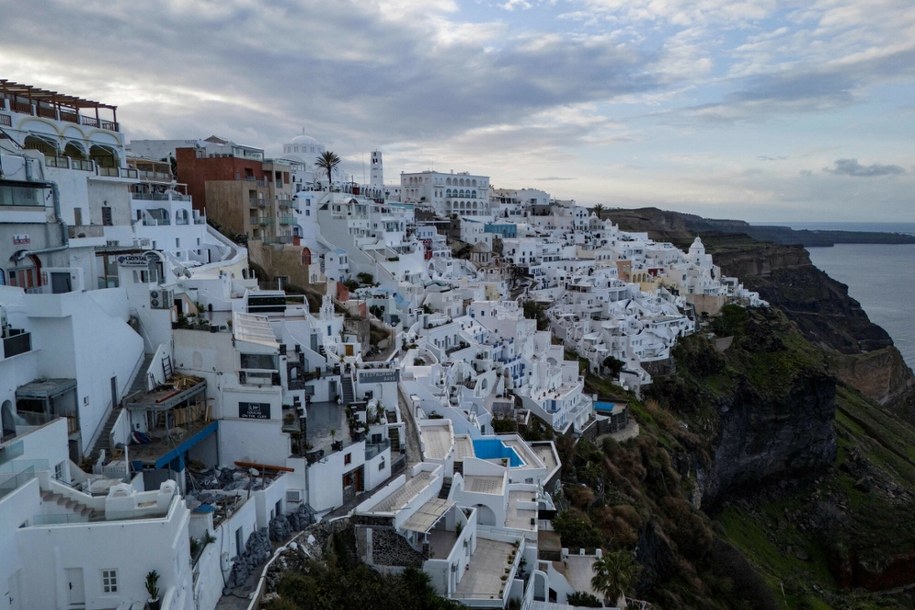 Miasto Fira na greckiej wyspie Santorini /ARIS MESSINIS / AFP /East News