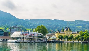 Miasto nad jeziorem przyciąga turystów cały rok. Idealne na ferie i na wakacje