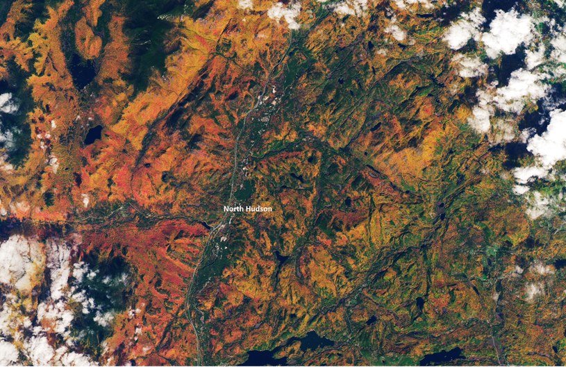 Miasto North Hudson położone w parku stanowym Adirondack. Z lewej strony góry od których pochodzi nazwa parku /NASA Earth Observatory /NASA