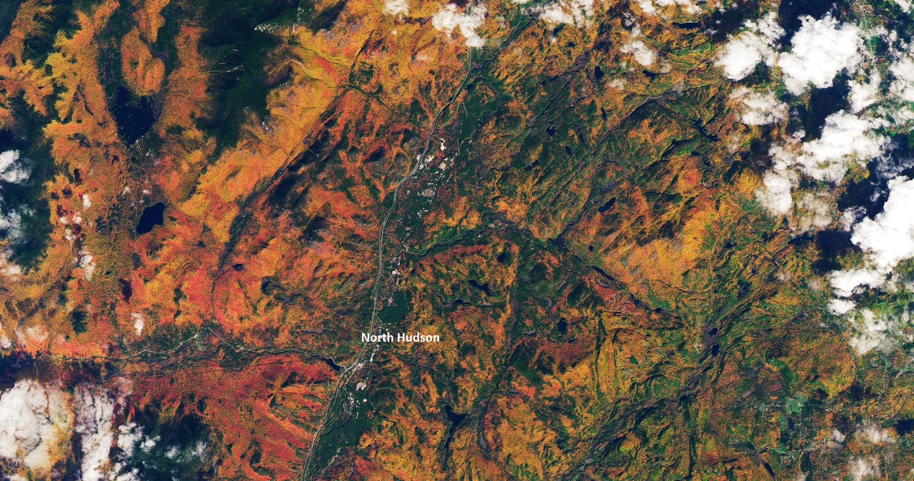 Miasto North Hudson położone w parku stanowym Adirondack. Z lewej strony góry od których pochodzi nazwa parku /NASA Earth Observatory /NASA