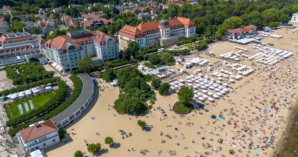 Miasto oblegane nie bez powodu. Sopot oferuje uzdrowiskową moc Bałtyku i mnóstwo zieleni /Przemek Swiderski/REPORTER /Reporter
