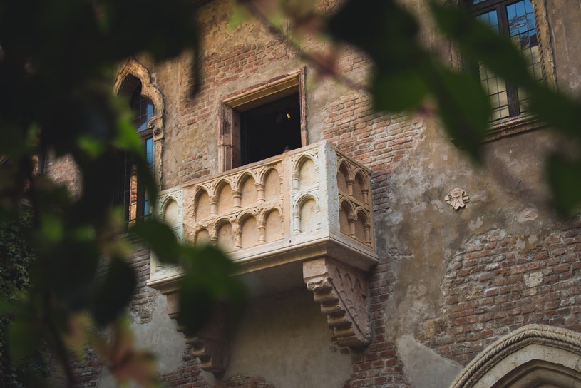 Miasto Werona we Włoszech większości ludzi kojarzy się z dramatem "Romeo i Julia" Williama Szekspira. Władze miejscowości mierzą się z problemem suszy, przez co wprowadzono ograniczenia w korzystaniu z wody pitnej /Unsplash
