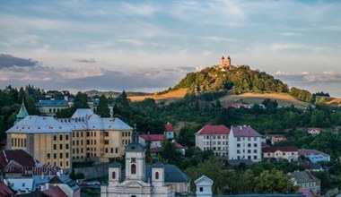 Miasto z listy UNESCO i sieć malowniczych jezior. To wszystko tuż za polską granicą 