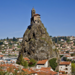 Miasto znane z powulkanicznych piramid. Powstały na nich wyjątkowe budowle