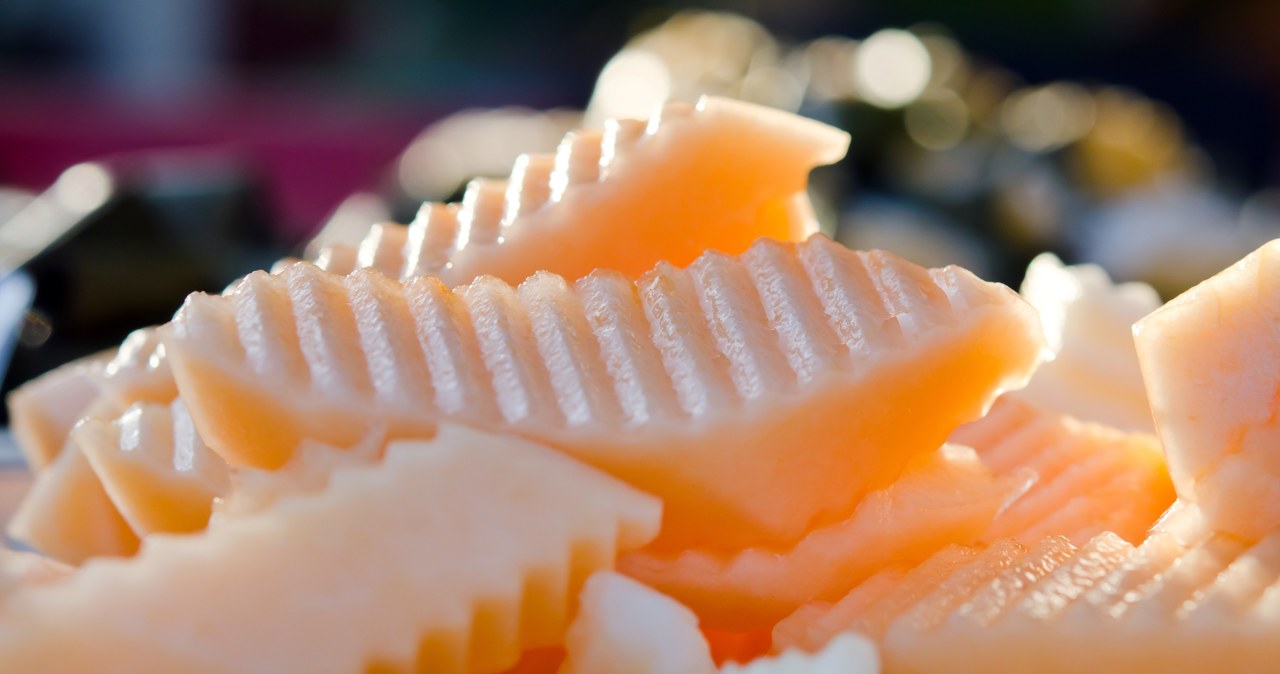 Miąższ tego egzotycznego owocu w smaku przypomina toffi. Przyspiesza metabolizm. /rakratchada /123RF/PICSEL