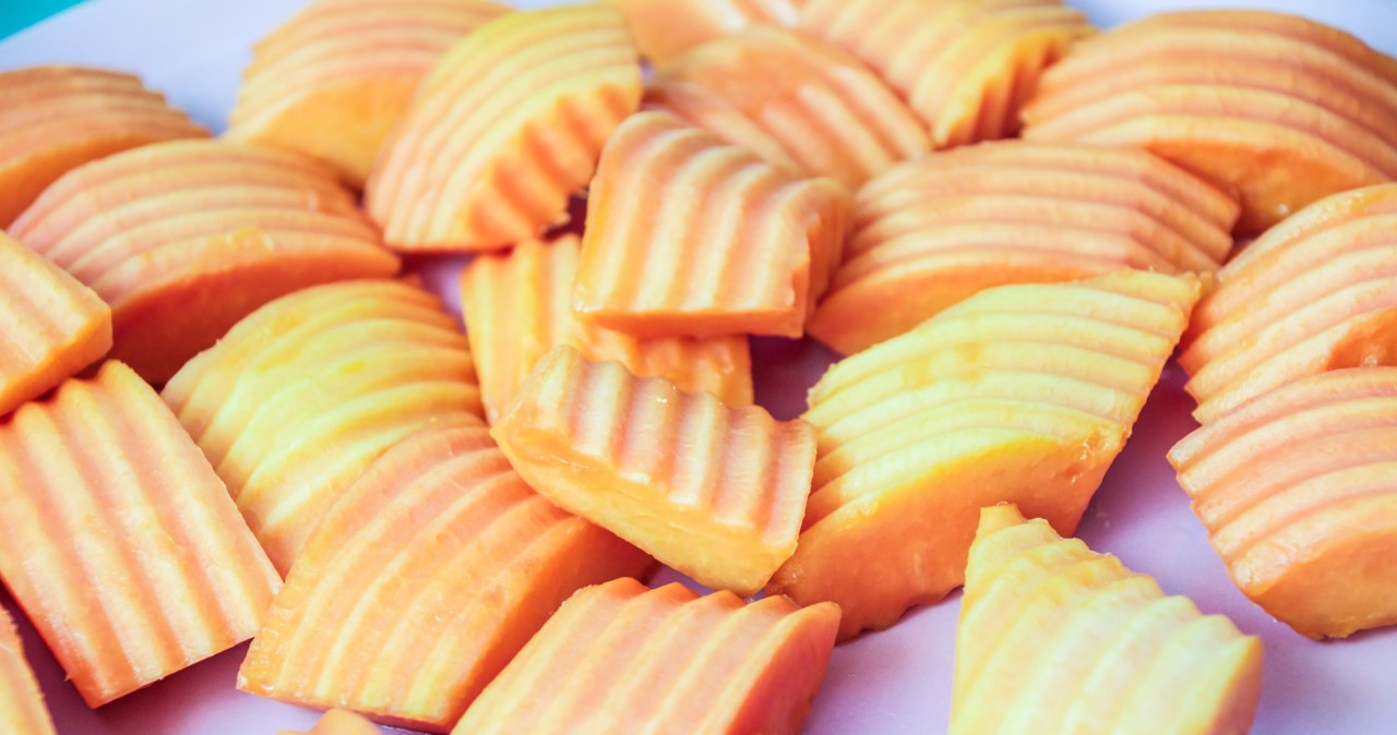 Miąższ tego egzotycznego owocu w smaku przypomina toffi. Przyspiesza metabolizm. /bebeball /123RF/PICSEL
