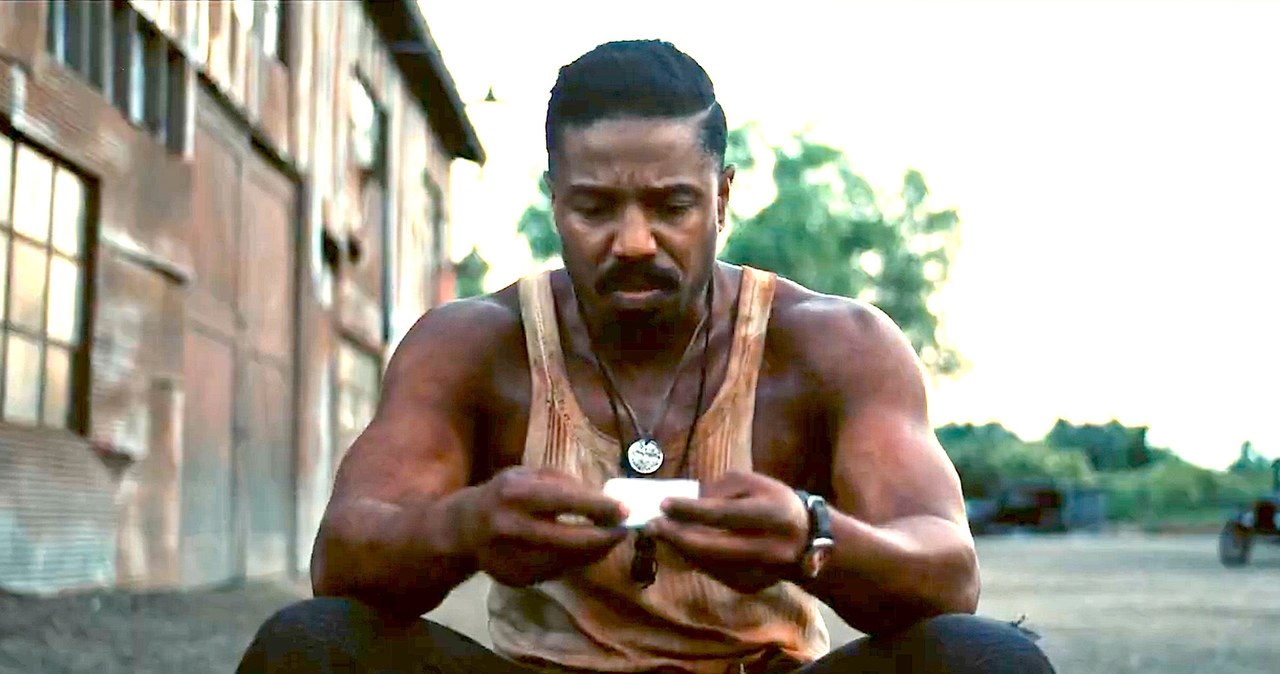 Michael B. Jordan w scenie z "Grzeszników" /materiały prasowe