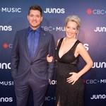 Michael Buble z ciężarną żoną na salonach