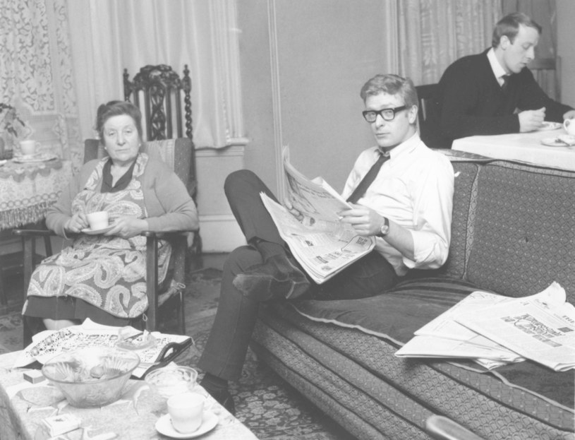 Michael Caine z mamą i bratem Stanleyem w 1964 roku /Harry Dempster /Getty Images